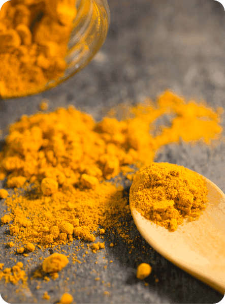 Kurkuma Pulver auf einem Löffel