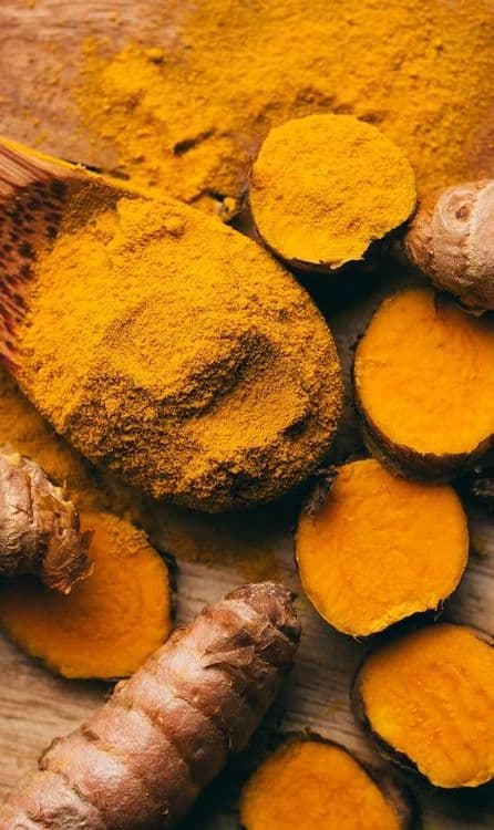 Kurkuma-Wurzel und Kurkuma-Pulver als natürliche Quelle von Curcumin, dem zentralen Wirkstoff in Curcumin-Supplements.